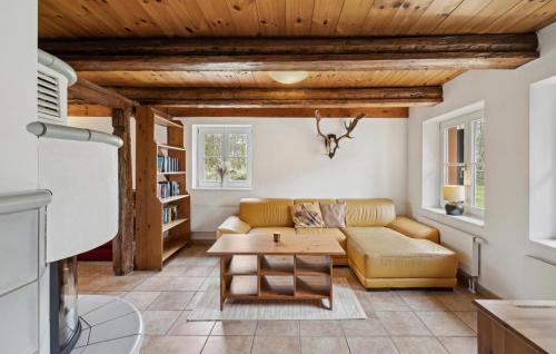 een woonkamer met een bank en een tafel bij Ferienwohnung Diana in Lancken-Granitz