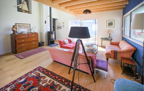 un salon avec un canapé et une lampe dans l'établissement Accueillante Maison Proche Mer, à Carantec