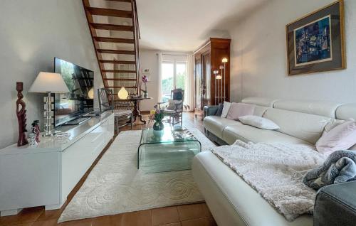 un salon avec un canapé blanc et une table dans l'établissement Stunning Home In Roquemaure, à Roquemaure