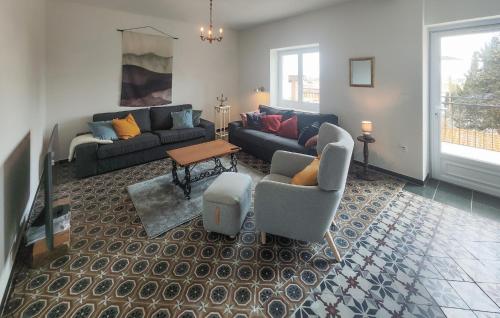 un salon avec un canapé, des chaises et une table dans l'établissement Cozy Home In Maureilhan, à Maureilhan-et-Raméjan