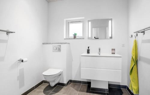 Ένα μπάνιο στο 4 Bedroom Awesome Home In Slagelse