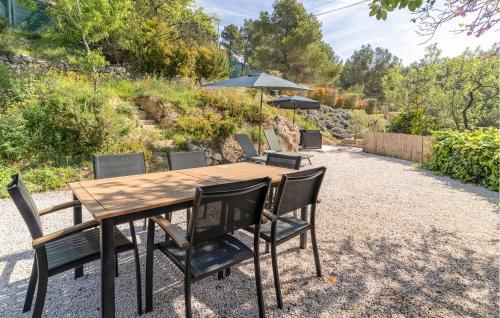 ラ・キャディエール・ダズールにあるGorgeous Apartment In La Cadiére D'azurの木製テーブル(椅子、傘付)