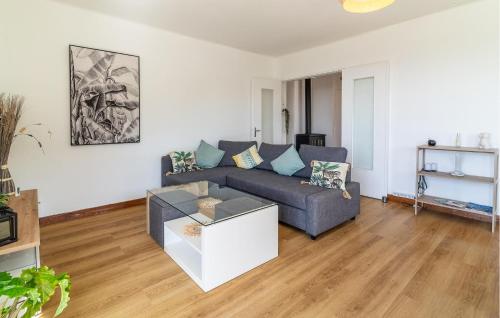 un salon avec un canapé et une table dans l'établissement Gorgeous Apartment In La Cadiére Dazur, à La Cadière-dʼAzur