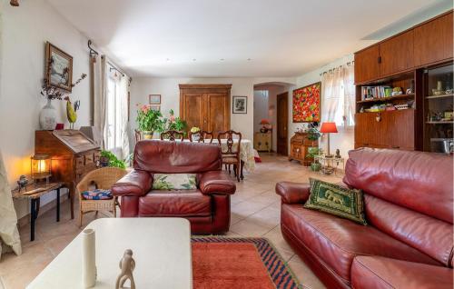 un salon avec des meubles en cuir et une table dans l'établissement Nice Home In Saint-Raphaël, à Saint-Raphaël