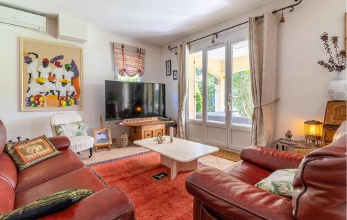 Μια τηλεόραση ή/και κέντρο ψυχαγωγίας στο Nice Home In Saint-Raphaël