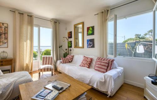 un salon avec un canapé et une table dans l'établissement Awesome Home In Saint-Trojan-Les-Bains, à Saint-Trojan-les-Bains