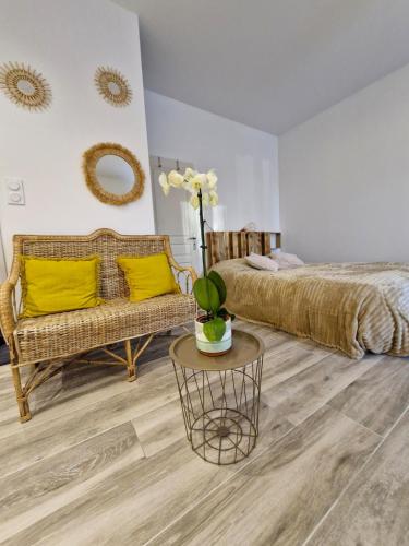 une chambre avec un lit, un canapé et une table dans l'établissement Studio la Poulette au MAS DU COQ, à Saint-Étienne-du-Grès