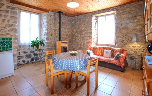 Photo de la galerie de l'établissement 2 Bedroom Cozy Home In Jaujac, à Jaujac