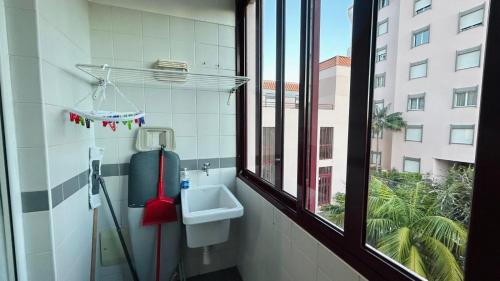 Baño con lavabo junto a una ventana en Apto Barreiro by Susy's Holidays, en Funchal