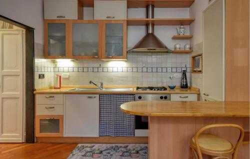 Dapur atau dapur kecil di Stunning Apartment In Camogli With Wifi
