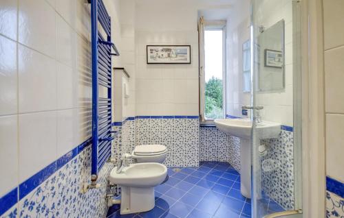 Bilik mandi di Stunning Apartment In Camogli With Wifi