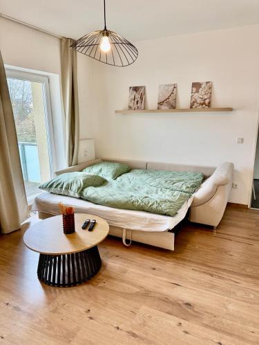 a small bedroom with a bed and a table at FeWo-Palmtrees 3 - Große und moderne 2 Zimmerwohnung mit Süd-West Balkon in Gladbeck-Mitte nähe Movie Park und Arena AufSchalke in Gladbeck