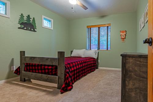 Postel nebo postele na pokoji v ubytování Family White Mountain Escape with Theater & Games