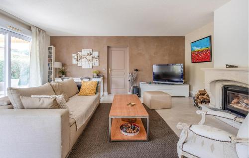 un salon avec un canapé et une cheminée dans l'établissement Nice Home In Saint Raphael, à Saint-Raphaël