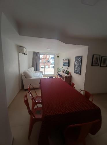 a living room with a table and a couch at Excelente SEMIPISO vista al Buen Pastor in Cordoba