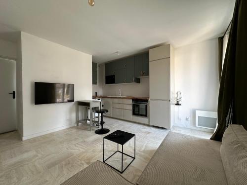 un salon avec un canapé et une table dans l'établissement Appartement 2 pièces - Havre de Paix, Confort Moderne & Accès Rapide N12-RD30, à Plaisir