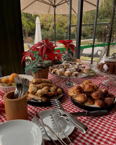 un tavolo sormontato da torte e pasticcini su un tavolo di La Casa Verde Butik Otel a Smirne