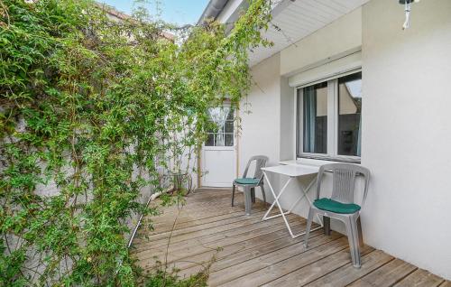 a patio with two chairs and a table and a window at Beautiful Home In Serignan-Du-Comtat in Sérignan-du-Comtat