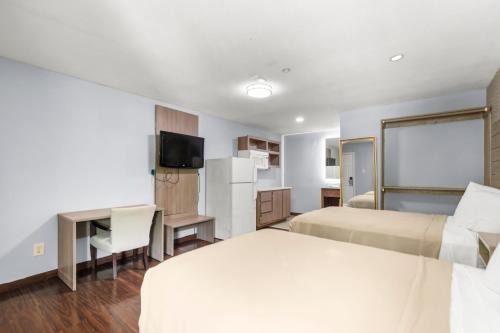 Postel nebo postele na pokoji v ubytování Travel Inn & Suites