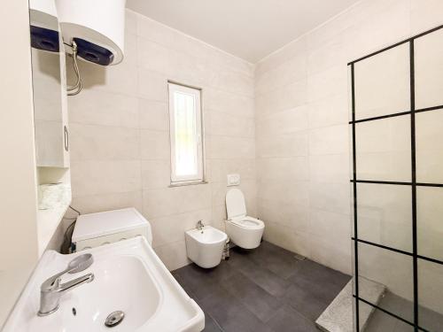 Ένα μπάνιο στο Contemporary Hidden Gem with pool and garden