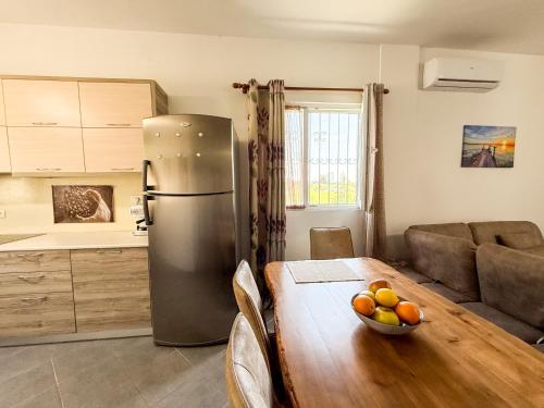 Η κουζίνα ή μικρή κουζίνα στο Contemporary Hidden Gem with pool and garden