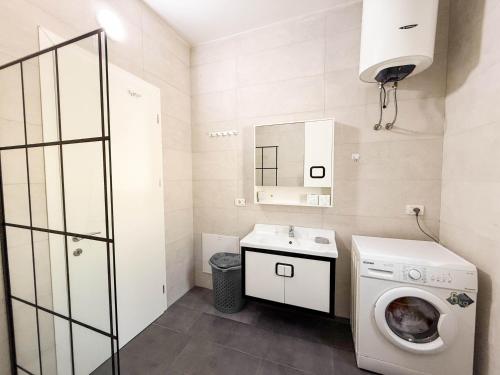Ένα μπάνιο στο Contemporary Hidden Gem with pool and garden