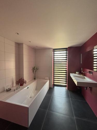 La grande salle de bains est pourvue d'une grande baignoire et de 2 lavabos. dans l'établissement les ajoncs d or, Ploumanach Exceptionnelle, à Perros-Guirec