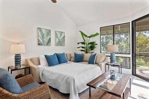 una sala de estar con un sofá y una mesa en Grand Champions 106, en Wailea