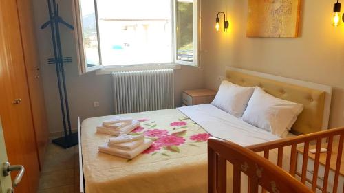 a bedroom with a bed with towels on it at La Casa di Anastasia - Panorama Nea Karvali in Néa Karváli