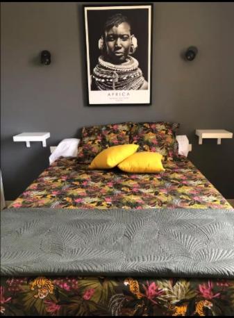 une chambre avec un lit avec un tableau sur le mur dans l'établissement Maison avec Studio indépendant, à LʼIsle-sur-la-Sorgue