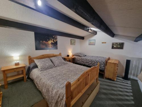 - une chambre avec 2 lits et 2 tables avec des lampes dans l'établissement Front de mer, Appt 6p, vue plage, allée des Arts, au Barcarès