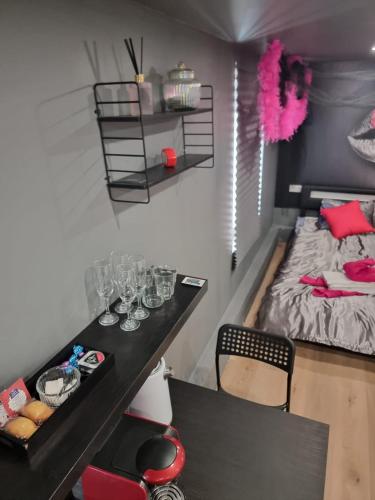 une chambre avec un lit, une table et des chaises dans l'établissement Romantic Room proche de Paris, à Choisy-le-Roi