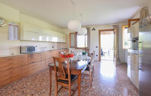 Gallery image of Cozy Home In Rosà With Wifi in Rosà