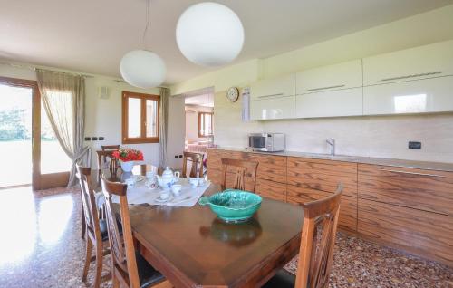 Gallery image of Cozy Home In Rosà With Wifi in Rosà