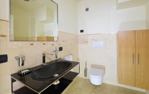 Gallery image of Cozy Home In Rosà With Wifi in Rosà