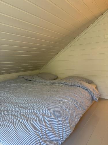 Ένα ή περισσότερα κρεβάτια σε δωμάτιο στο Fjordview Family Cabin