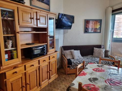 un salon avec un canapé, une télévision et une table dans l'établissement Front de mer, Appt 6p, vue plage, allée des Arts, au Barcarès