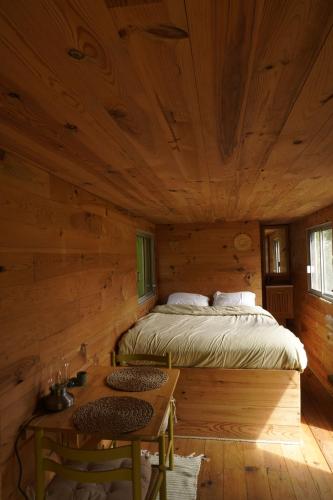 Ένα ή περισσότερα κρεβάτια σε δωμάτιο στο Roulotte