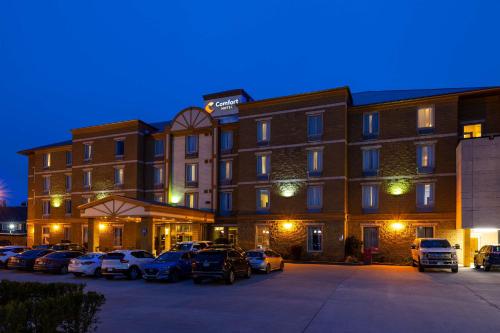 a hotel with cars parked in a parking lot at Comfort Hotel Bayer's Lake in Halifax