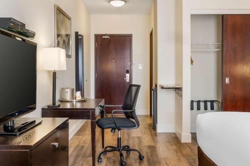 a bedroom with a desk and a chair in a room at Comfort Hotel Bayer's Lake in Halifax
