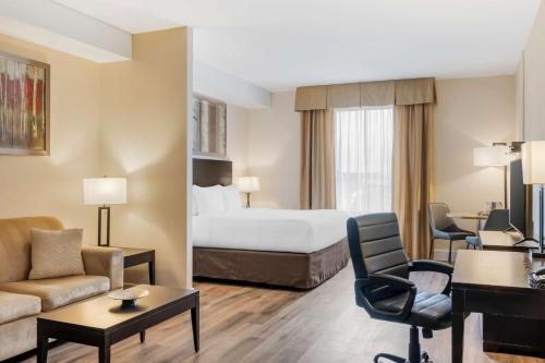 a hotel room with a bed and a desk at Comfort Hotel Bayer's Lake in Halifax