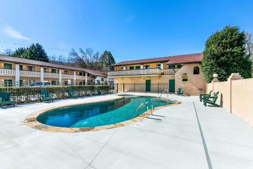 a swimming pool in front of a building at Quality Inn Downtown Helen in Helen