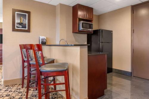 a kitchen with a bar with a microwave and a refrigerator at Radisson Hotel Southfield-Detroit in Southfield