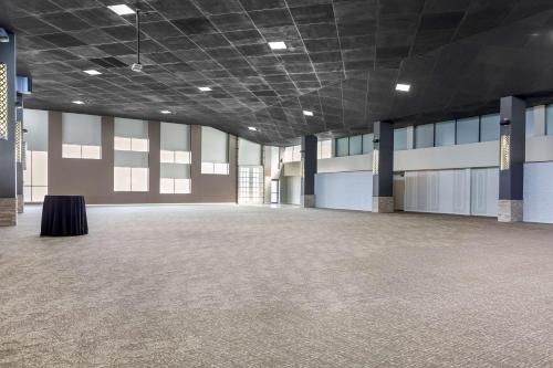 an empty room with a large room with blue walls at Radisson Hotel Southfield-Detroit in Southfield