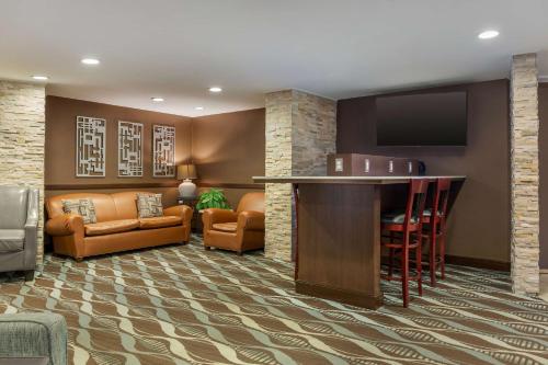 a hotel lobby with a bar and a tv at Radisson Hotel Southfield-Detroit in Southfield