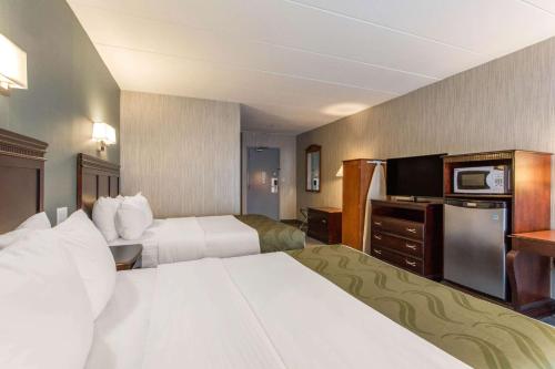 Quality Inn West Springfieldにあるベッド