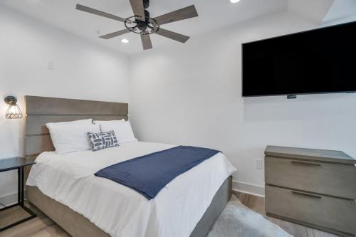 a bedroom with a bed and a ceiling fan at Spectacular Suites Sleep 20 Near Fq W Pool in New Orleans