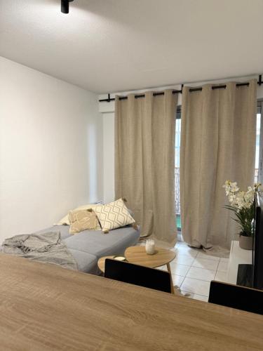 une chambre avec un lit et une table avec des chaises dans l'établissement Appartement Quai de Bosc, à Sète