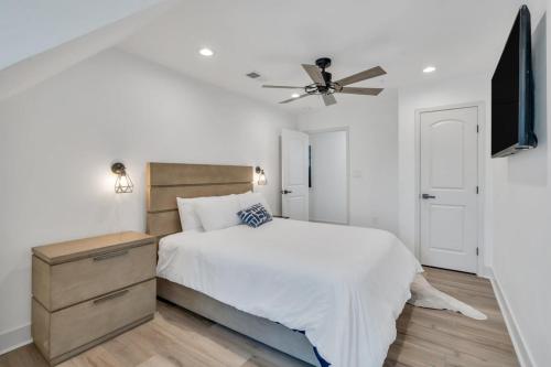 a bedroom with a bed and a ceiling fan at Spectacular Suites Sleep 20 Near Fq W Pool in New Orleans