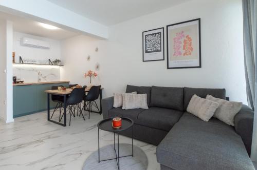 Ruang duduk di Ocean front apartment with stunning view